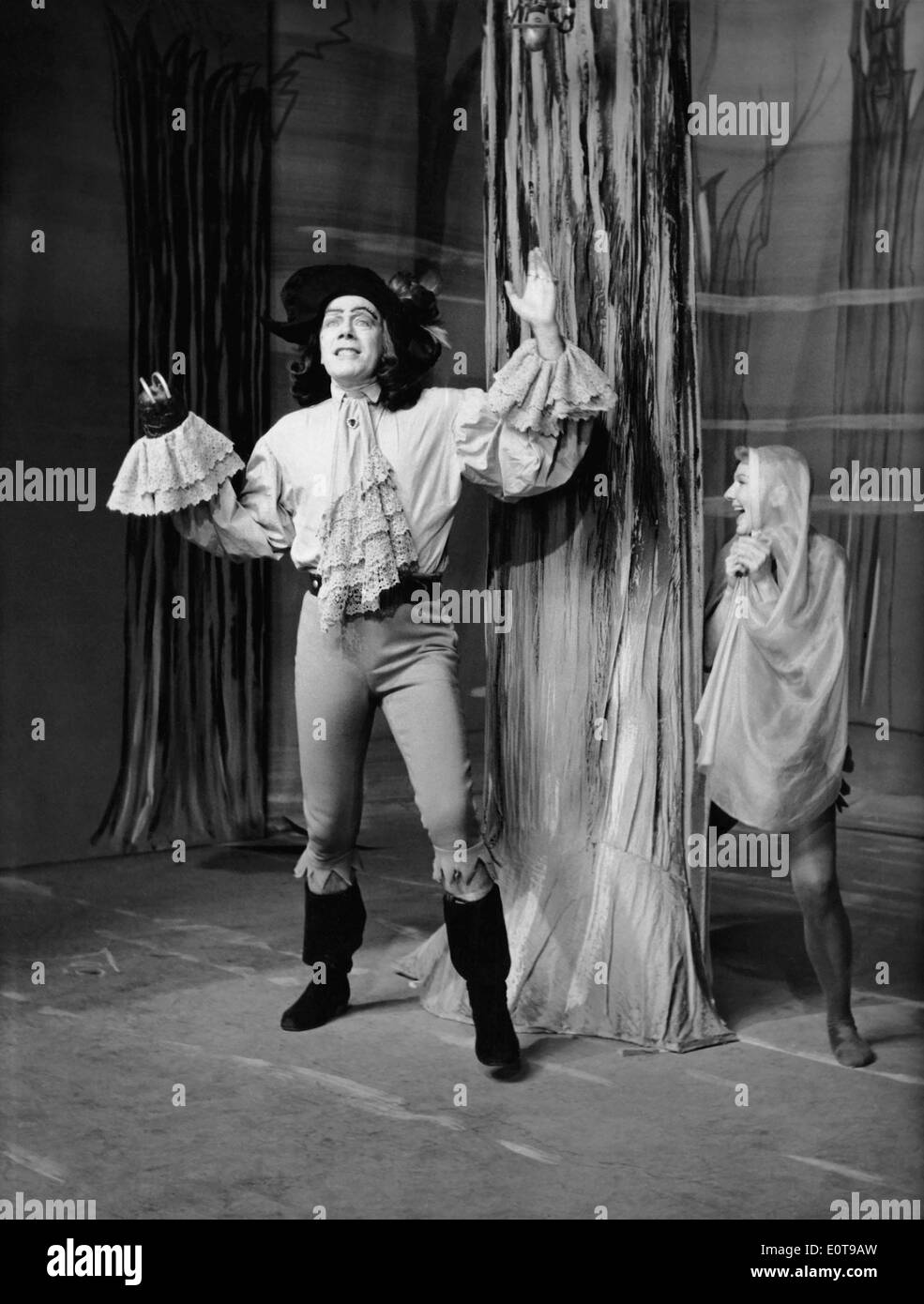 Cyril Ritchard und Mary Martin, am Set von dem TV-Film, "Peter Pan", ausgestrahlt am Produzenten Showcase, NBC-TV, Staffel 2, Folge 5, 9. Januar 1956 Stockfoto