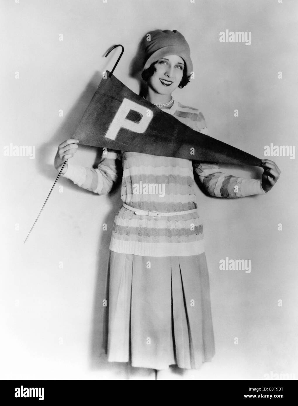 Norma Shearer, Schauspielerin, Werbung Portrait Holding Wimpel, ca. 1920 Stockfoto