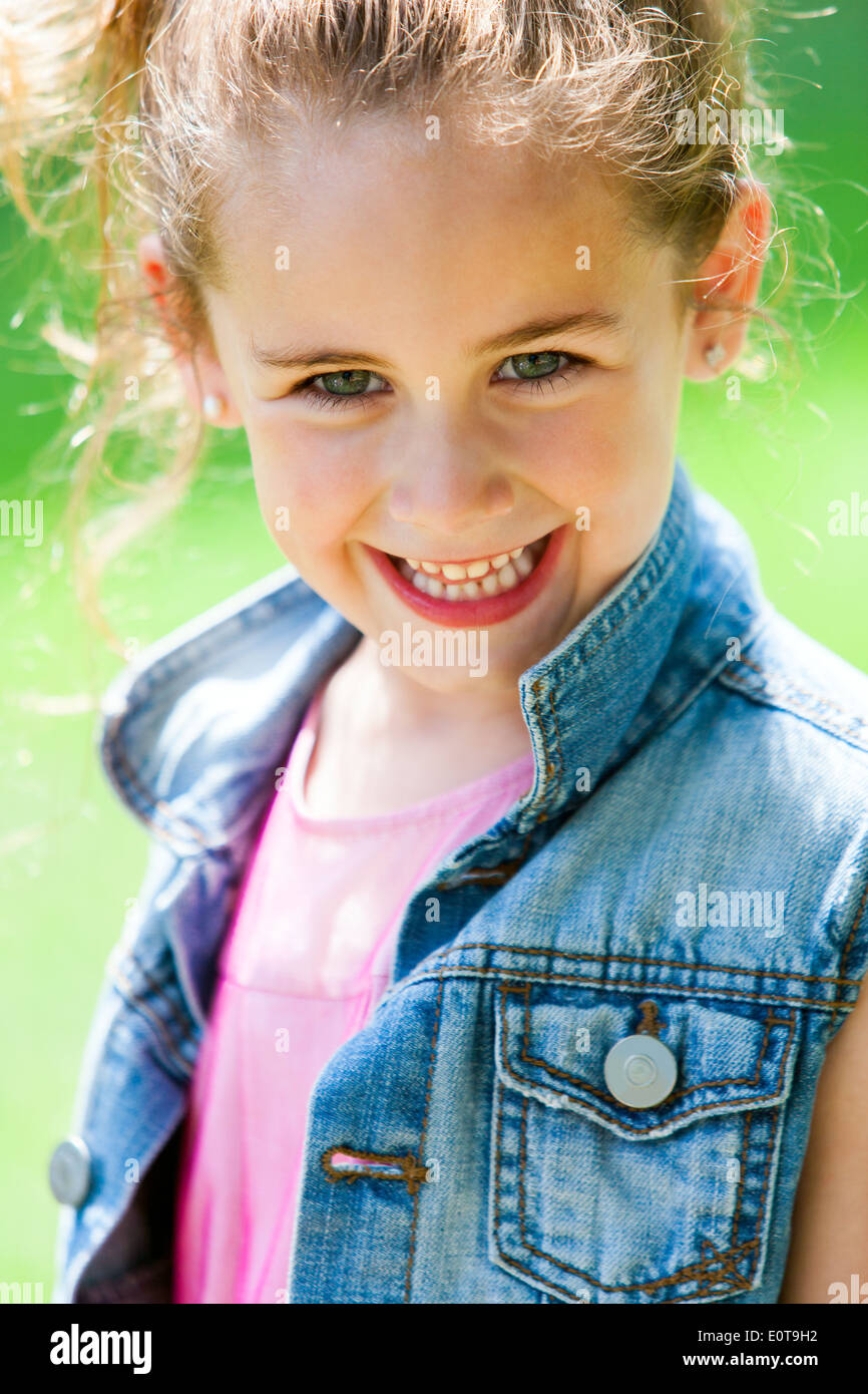 Porträt von netten Mädchen im Park lächelnd hautnah. Stockfoto