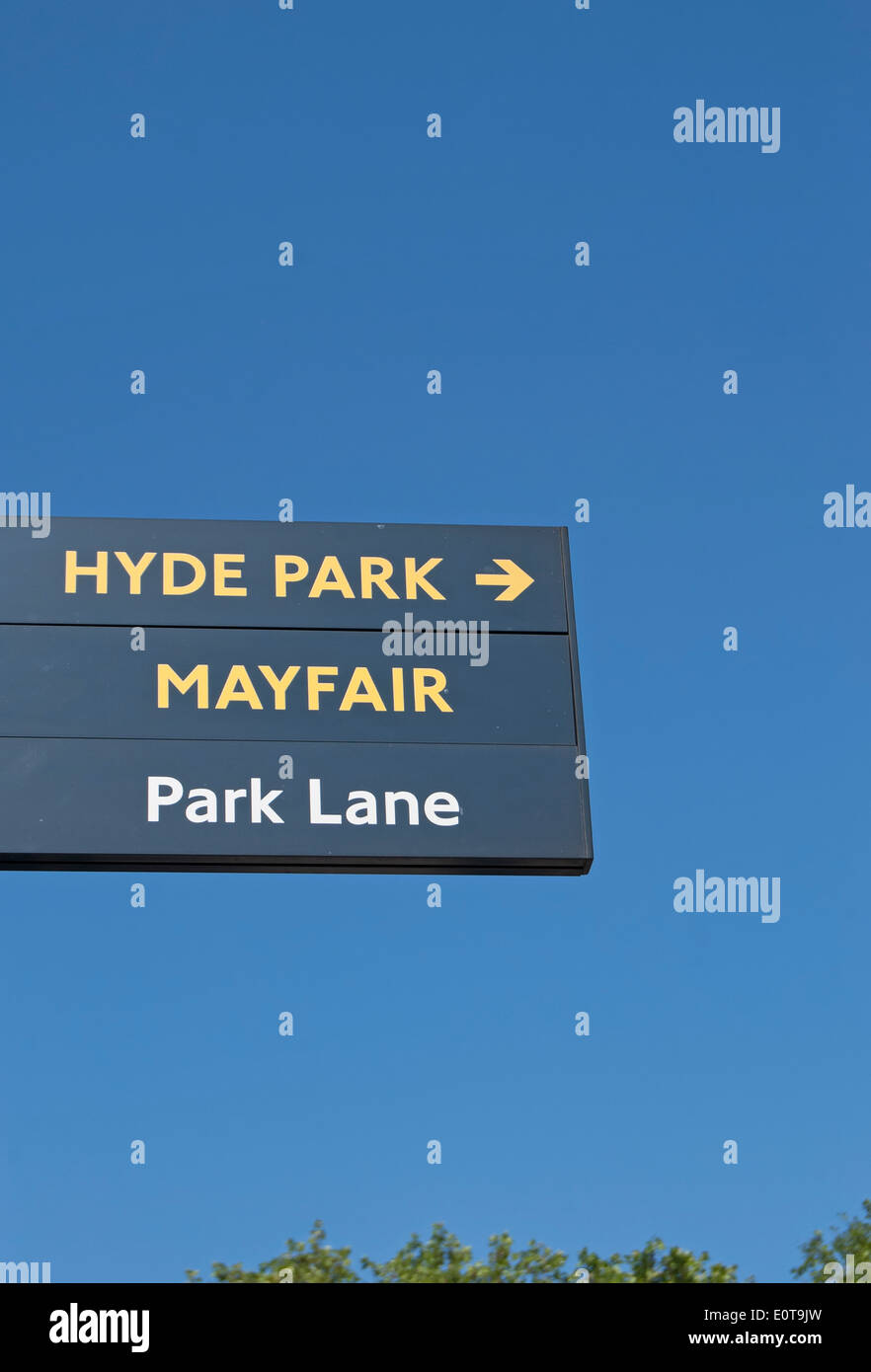 Schild am Hyde Park Corner, London, England, Wegbeschreibungen für Hyde park, Mayfair und Park lane Stockfoto