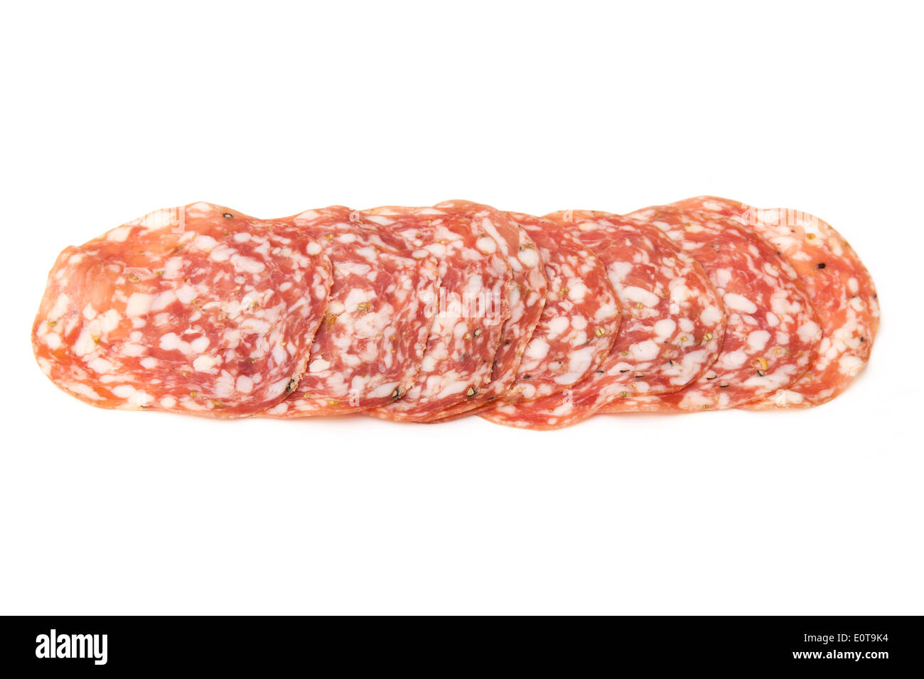 Salame Finocchiona-Schwein-Salami mit Fenchelsamen isoliert auf einem weißen Studio-Hintergrund. Stockfoto