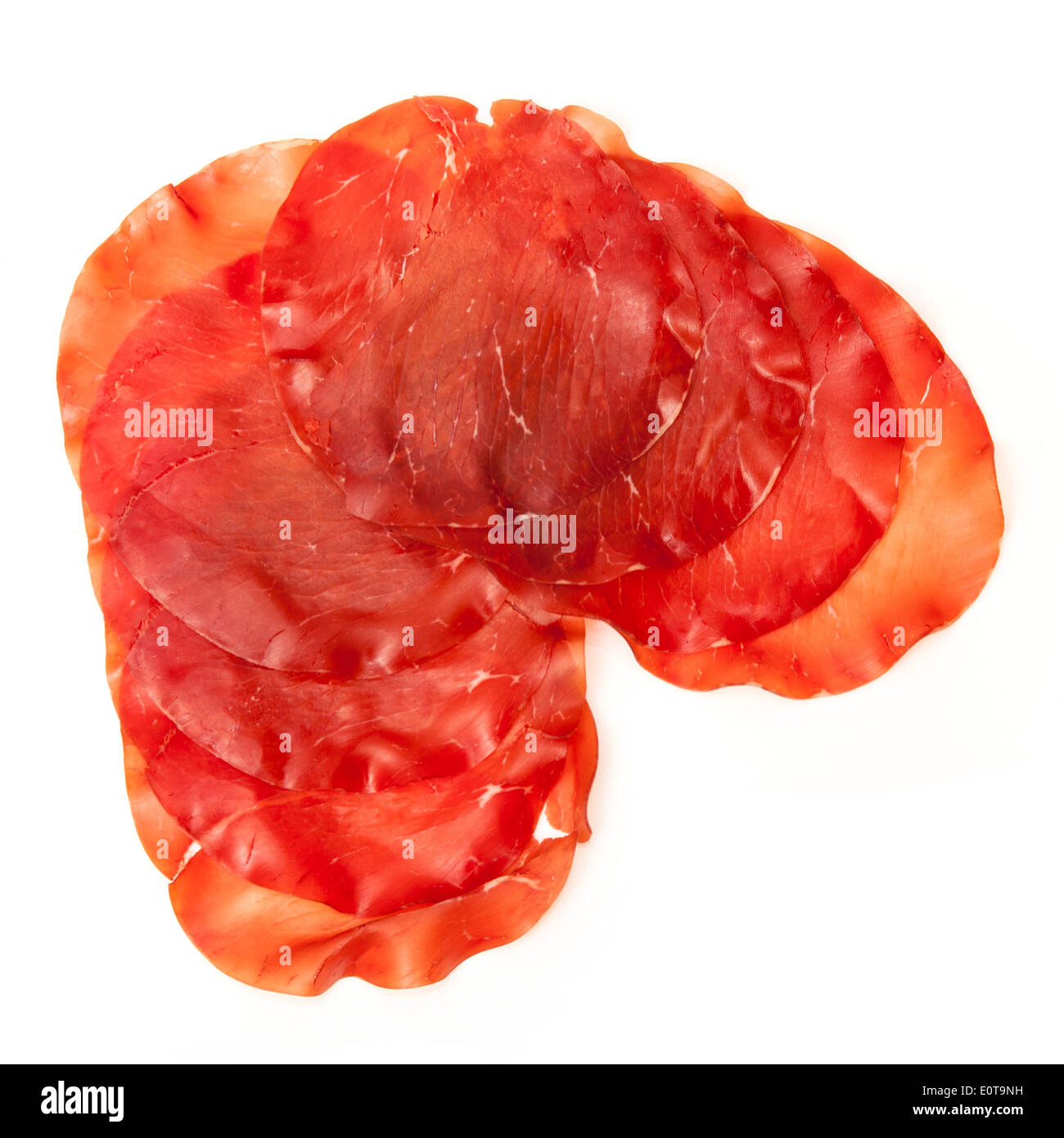 Bresaola Della Valtellina P.G.I-italienische Luft getrocknete Rindfleisch-Scheiben. Stockfoto