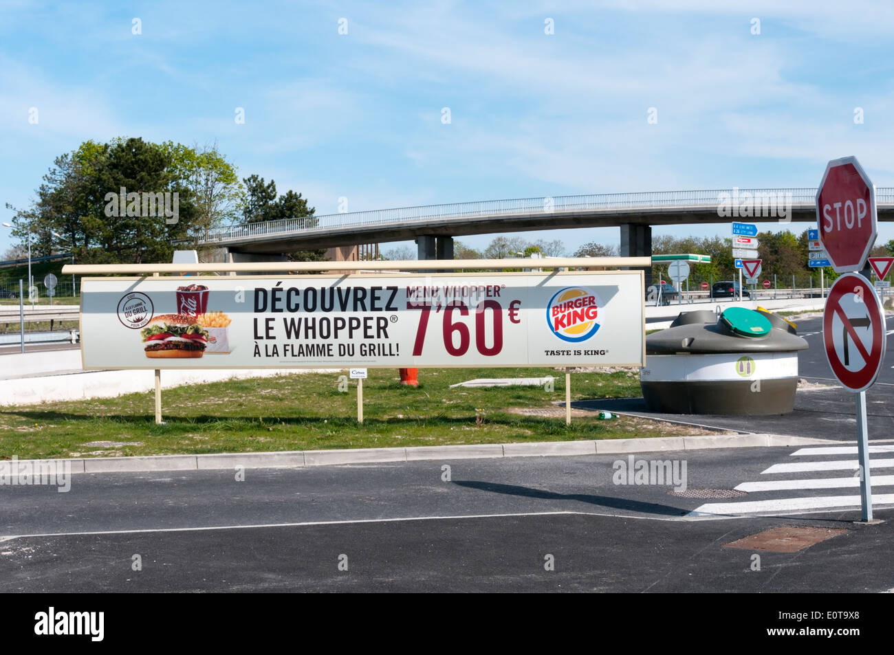 Werbung für Burger King Restaurant bei Reims-Champagne Est-Services auf der Autobahn A26 in Frankreich. Stockfoto