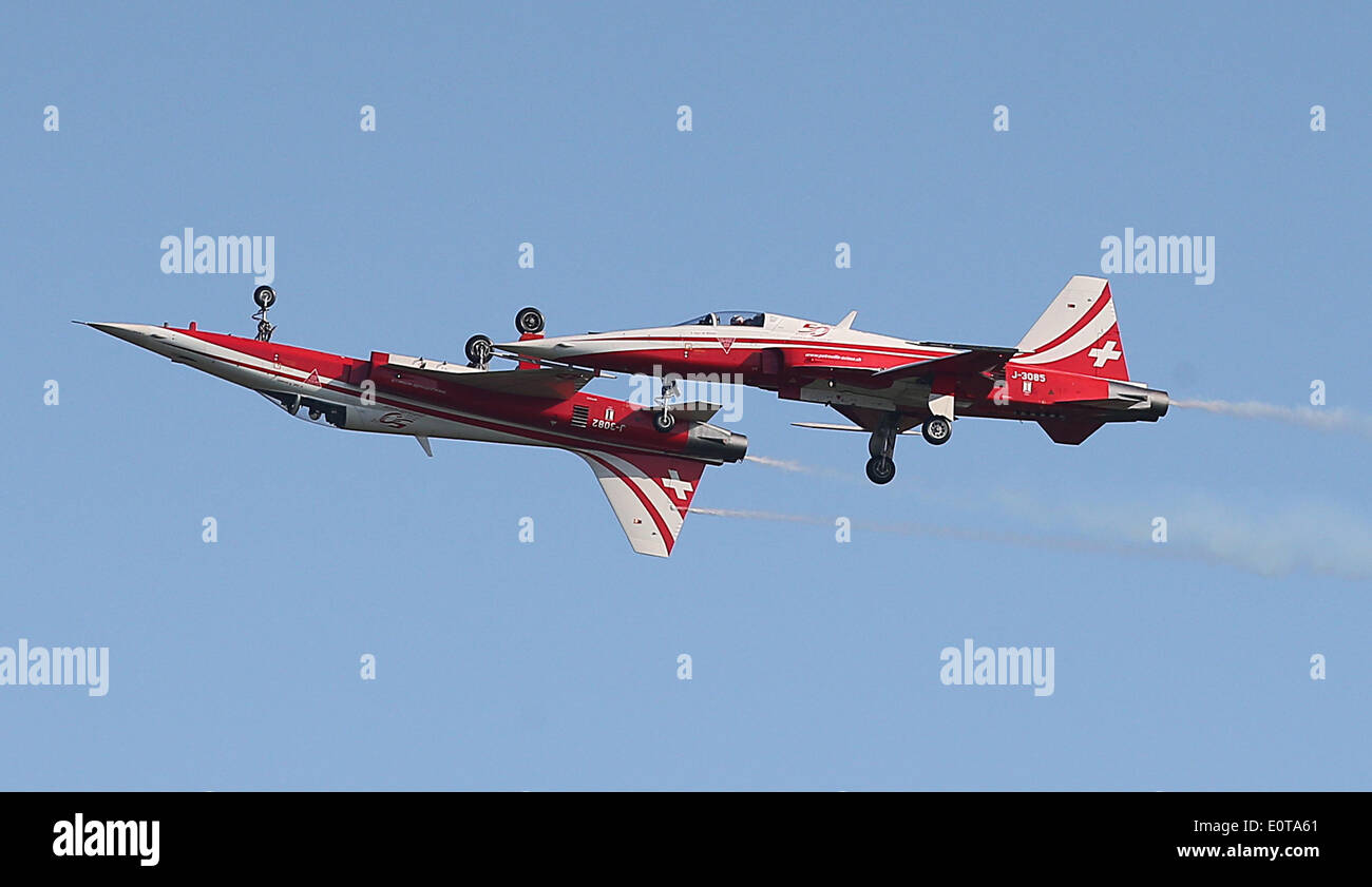 Schönefeld, Deutschland. 19. Mai 2014. Piloten der Luftwaffe führen waghalsige Tricks während ihrer Flugshows auf der ILA Berlin Air Show am die zukünftige Willy Brandt Flughafen BER in Selchow nahe Schönefeld, Deutschland, 19. Mai 2014. ILA Berlin Air Show 2014 findet im südlichen Bereich des Flughafen Berlin-Schönefeld vom 20. bis 25. Mai 2014. Foto: WOLFGANG KUMM/DPA/Alamy Live-Nachrichten Stockfoto