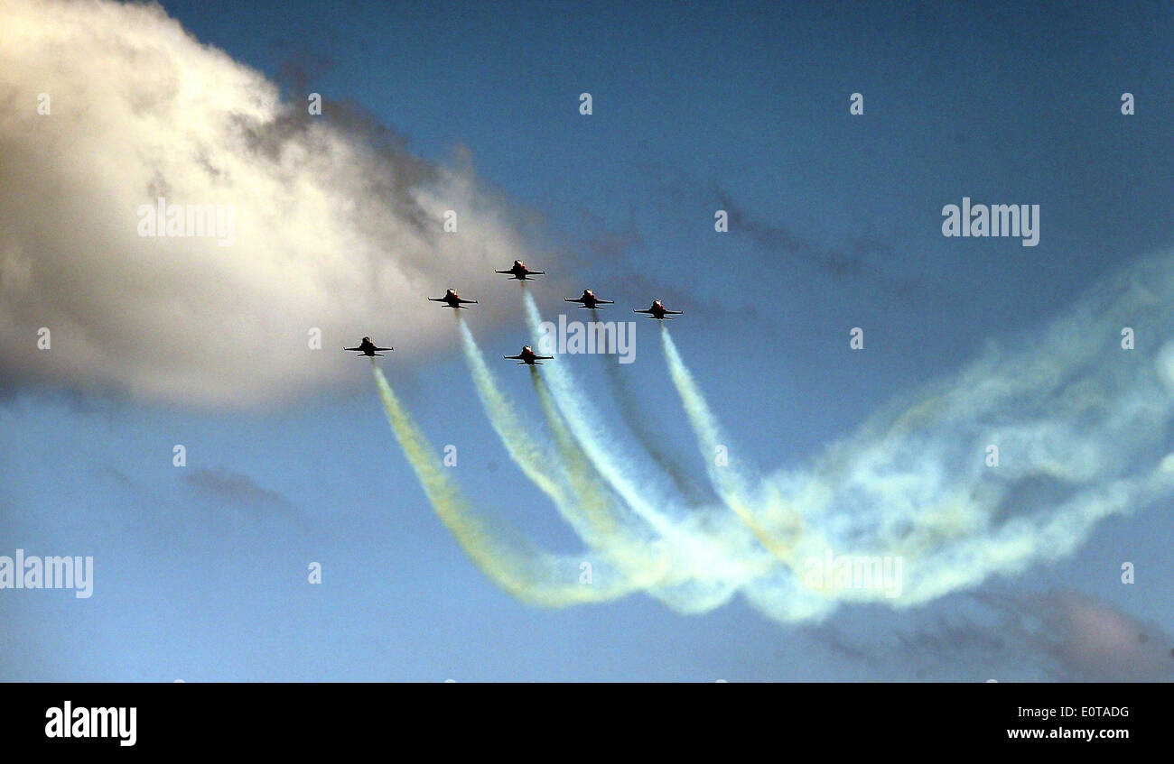 Piloten der Luftwaffe fliegen in Formation während ihrer Flugshows auf der ILA Berlin Air Show am die zukünftige Willy Brandt Flughafen BER in Selchow nahe Schönefeld, Deutschland, 19. Mai 2014. ILA Berlin Air Show 2014 findet im südlichen Bereich des Flughafen Berlin-Schönefeld vom 20. bis 25. Mai 2014. Foto: WOLFGANG KUMM/DPA Stockfoto