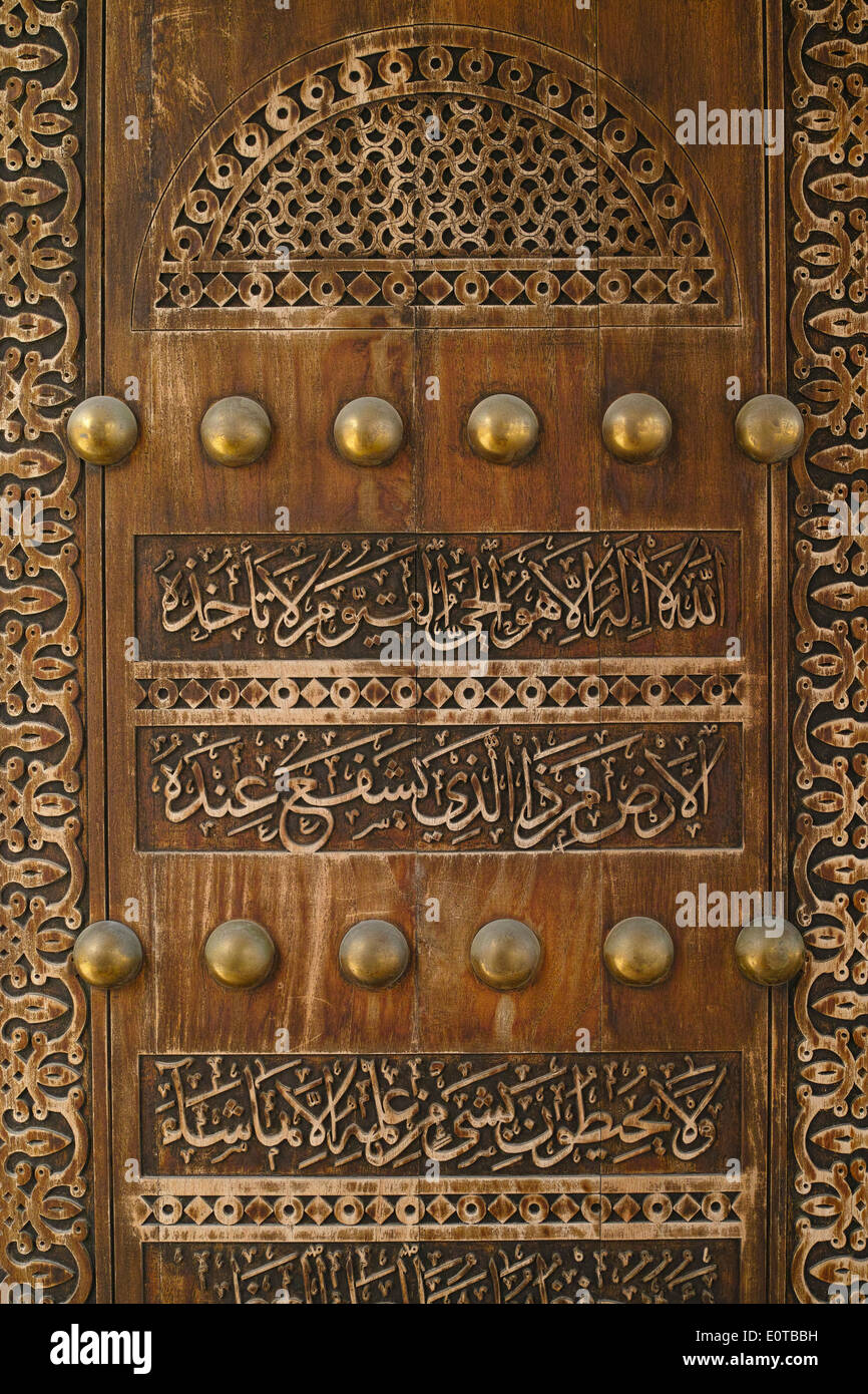 Doha. Katar. Kunstvoll geschnitzte Holztür des Qasim Moschee. Stockfoto