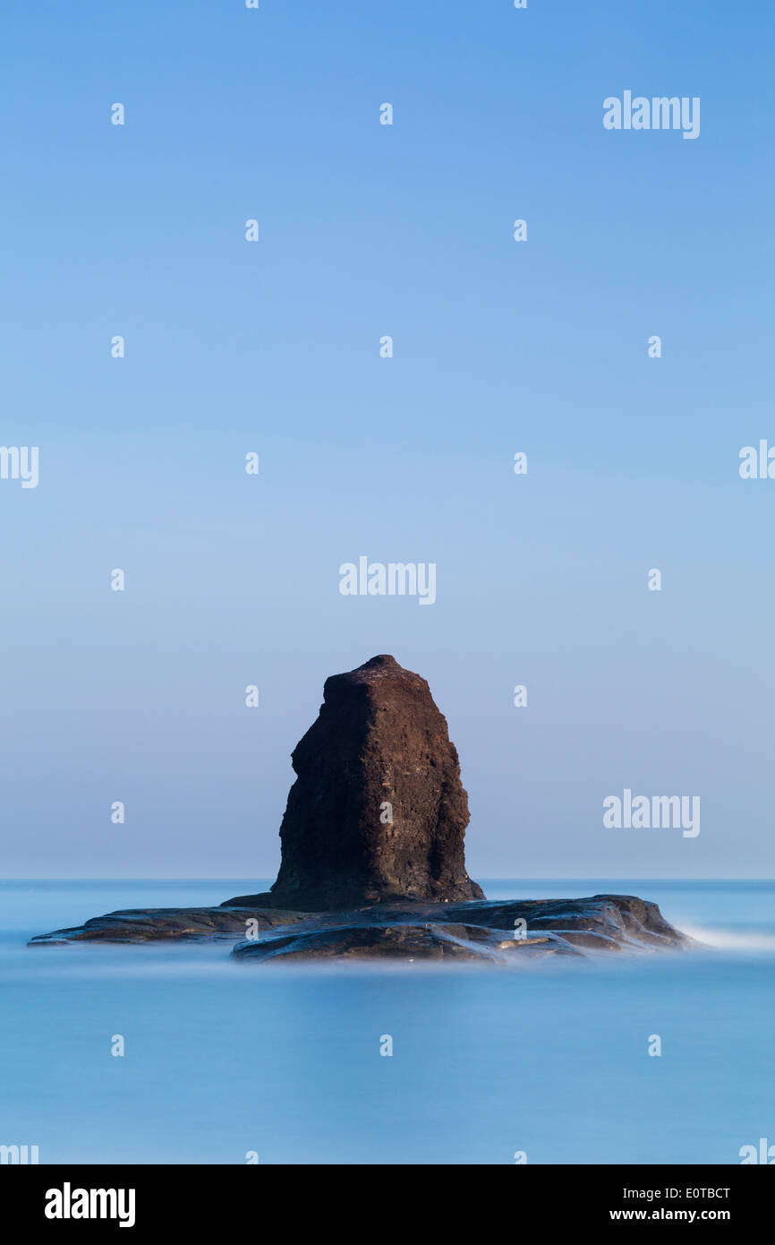 Die Meer-Stapel bekannt als Black Nab gegen Bay, in der Nähe von Whitby, Großbritannien Stockfoto