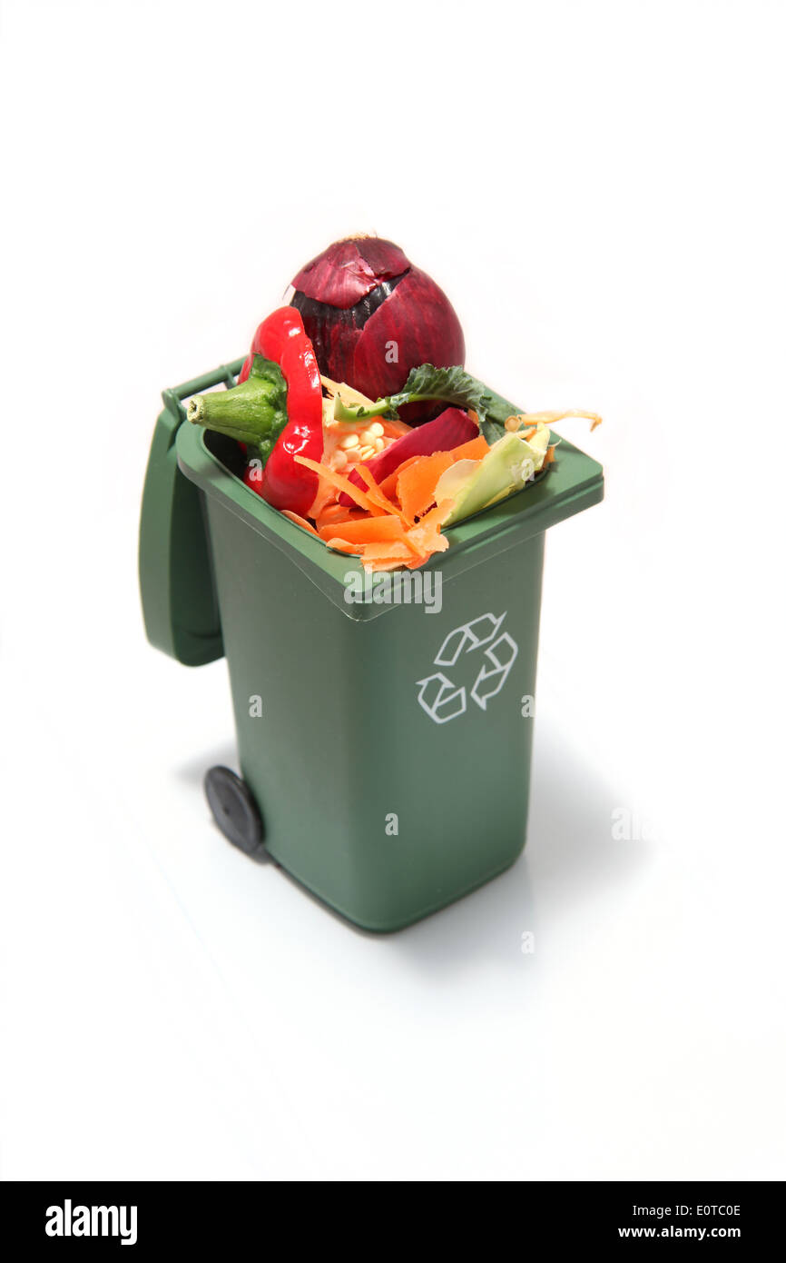 Recyclingbehälter Müll oder Abfall mit pflanzlichen Fetzen im Inneren zu Kompost auf weißem Hintergrund. Stockfoto