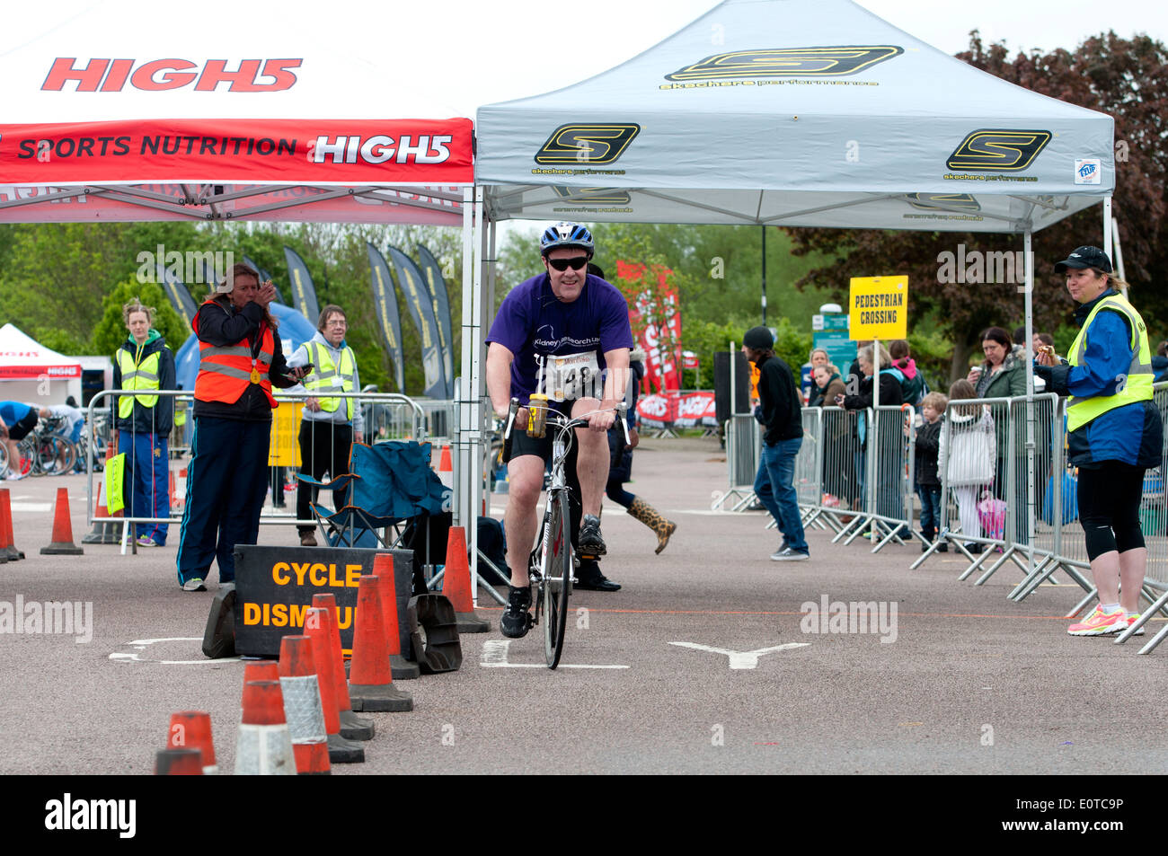 Stratford 220 Triathlon, Wettbewerber verlassen der Wechselzone Stockfoto