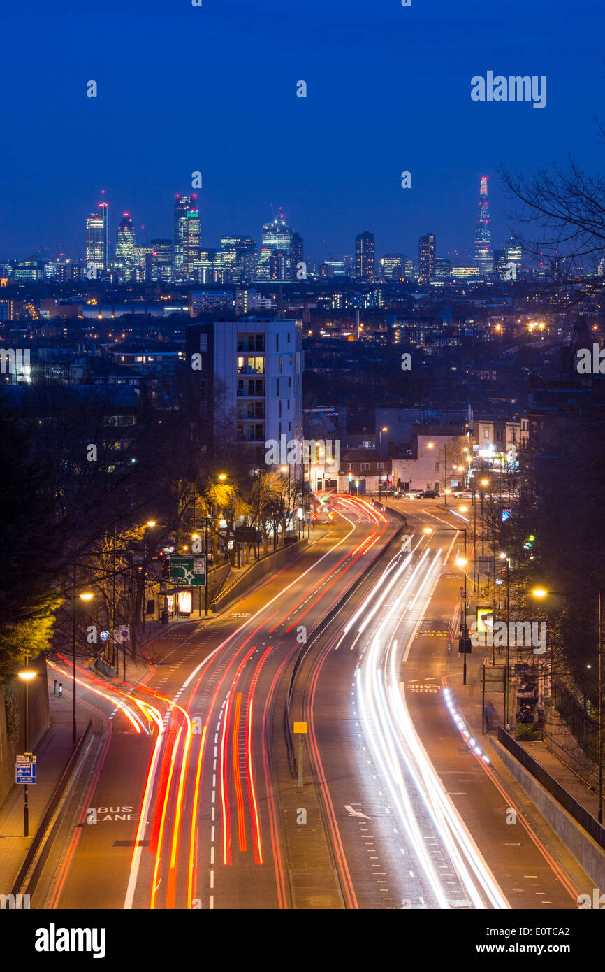 Blick vom Torbogen Brücke zum London City Skyline und Splitter in der Nacht mit Verkehr Trails unterwegs im Vordergrund London England UK Stockfoto