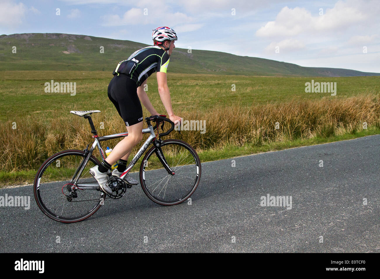 Sleightholme Moor, Arkengarthdale, Yorkshire Dales National Park, UK. 18. Mai 2014.  1000 Fahrer nahmen an der extrem schwierigen 112 Meile Bein-Zerschlagung Etape du Dales, jedes Jahr in den Yorkshire Dales im Vereinigten Königreich eine Gruppenausfahrt im Mai statt.   Es ist als eines der beliebtesten und herausfordernde Sportives im Vereinigten Königreich und gilt als eines der Top Ten in Großbritannien fährt.  Im Jahr 2010 Streckenrekord Malcolm Elliott ein von 5h, 43m und 24 s. Bildnachweis: Mar Photographics/Alamy Live-Nachrichten Stockfoto