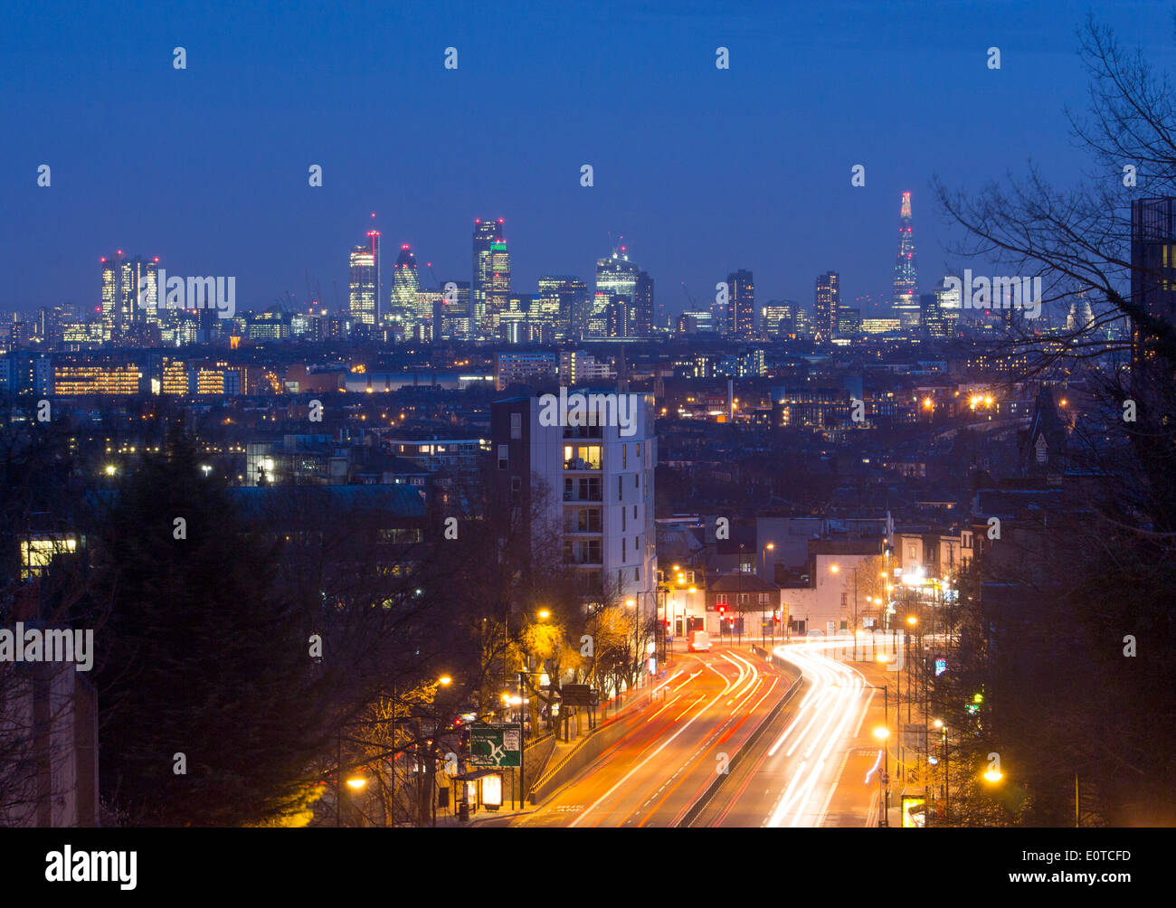 Blick vom Torbogen Brücke zum London City Skyline und Splitter in der Nacht mit Verkehr Trails unterwegs im Vordergrund London England UK Stockfoto
