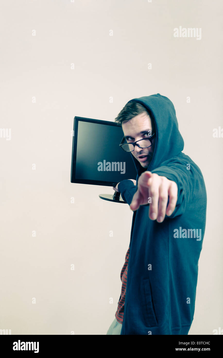 Mann in Hoodie Betrieb überwachen und auf Sie gerichtet. Stockfoto
