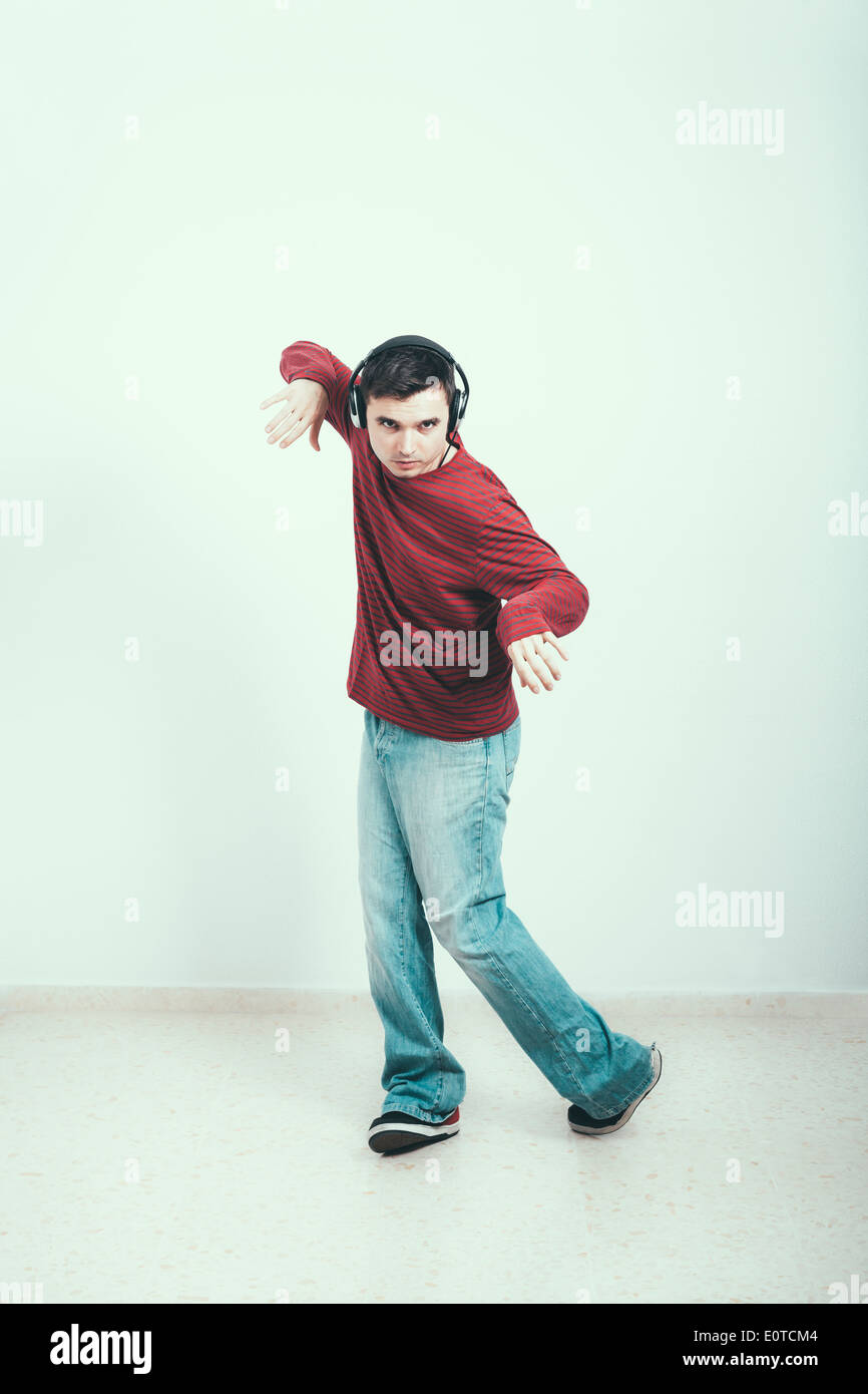 Junger Mann mit Kopfhörern tanzen. Stockfoto