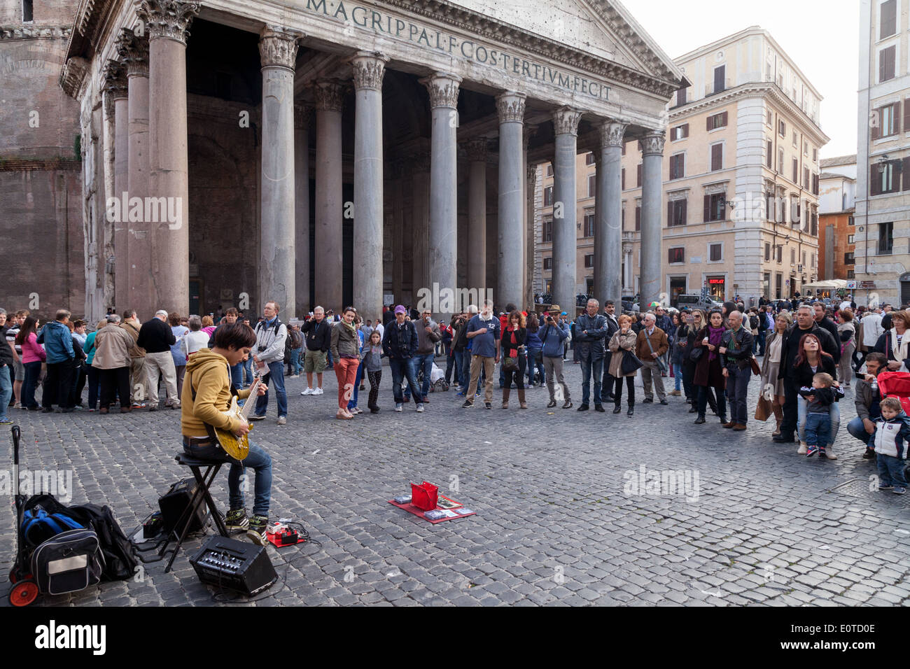 Ein Straßenmusikant als Straßenmusikant mit seiner Gitarre vor einem Publikum auf der Piazza della Rotonda, Pantheon Rom Europe Stockfoto