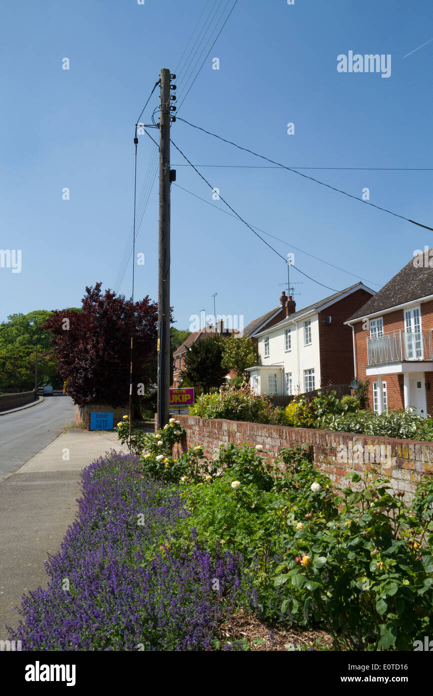 Stimmen Sie, dass die UKIP und DONT Abstimmung UKIP Wahl Zeichen in der gleichen Straße aufgestellt Stockfoto