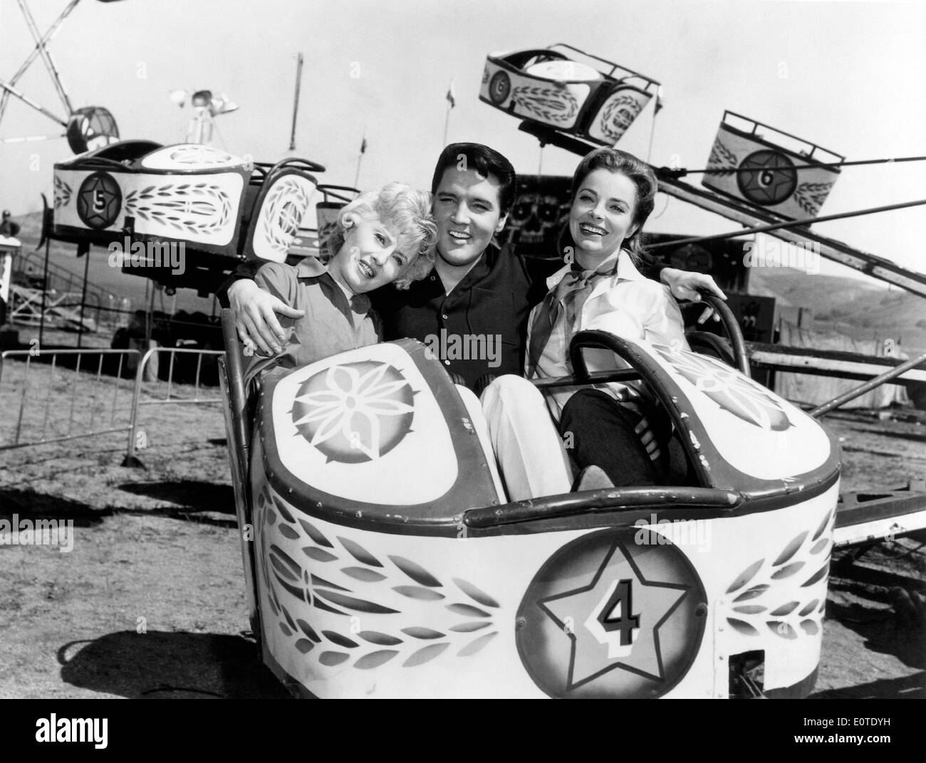 Barbara Stanwyck, Elvis Presley & Joan Freeman am Set des Films "Roustabout", 1964 Stockfoto