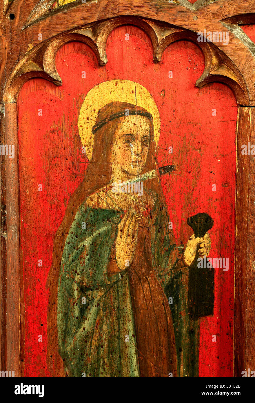 St. Agnes, englischen mittelalterlichen Lettner, Malerei, 1500, North Tuddenham, Norfolk, mit Dolch an ihrem Hals Gemälde Kunst Stockfoto