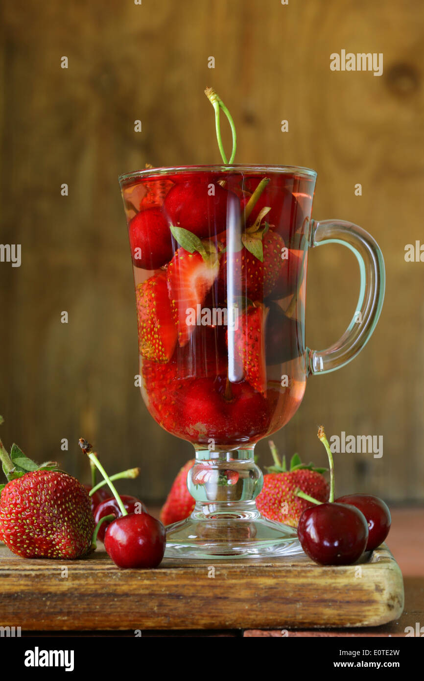 Sommer-Früchtetee mit einer Vielzahl von Früchten (Kirsche, Erdbeere) Stockfoto
