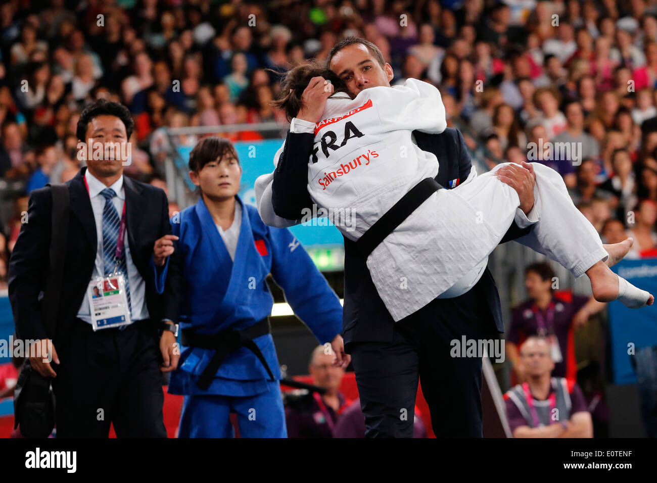 Sandrine Martinet Frankreichs (weiß) verlässt das Spielfeld nach ihrer Niederlage gegen Lijing Wang von China (blau) während der Frauen Halbfinale 52kg London 2012 Paralympischen Spiele Judo-Wettbewerb in London, Großbritannien, 30. August 2012. Stockfoto