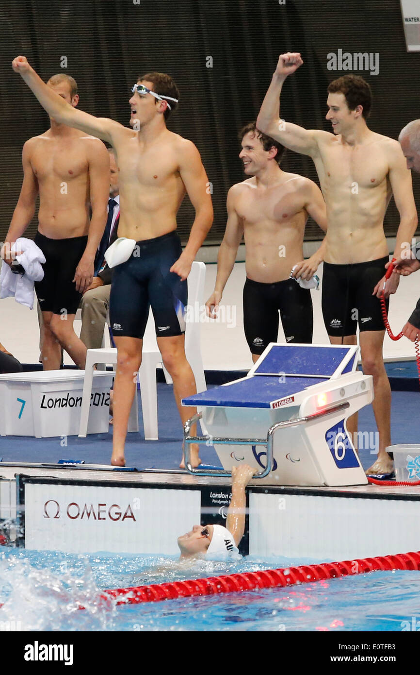 Australiens Schwimmer feiern die Männer 4x100m Free - 34pts letzte Sitzung Wettbewerb im Aquatics Center während der London Paralympischen Spiele 2012 in London, Großbritannien, 2. September 2012 statt schwimmen nach Gewinn der Goldmedaille. Stockfoto