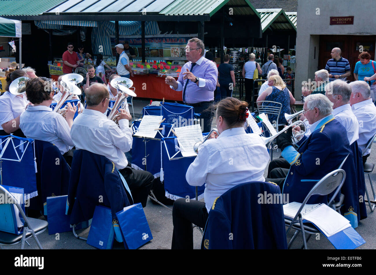 Brass Band spielt auf der Total lokal Markt, Sowerby Bridge, West Yorkshire Stockfoto