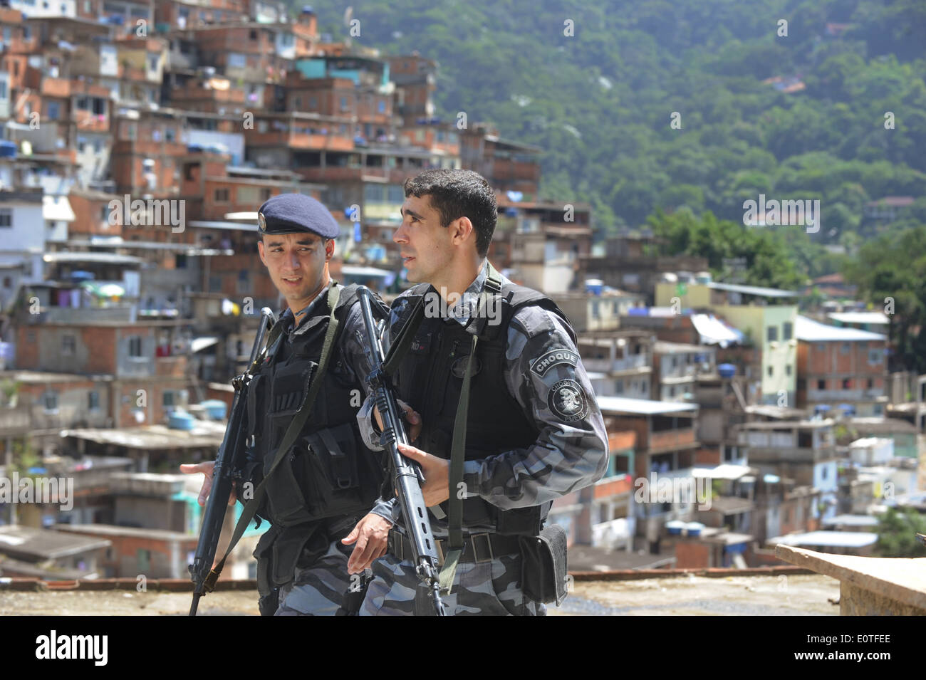 RIO DE JANEIRO, 15. Mai 2014 Rio De Janeiros anti Riot Patrouillen Agenten Rocinha Slum im Rahmen einer staatlichen Securit Stockfoto