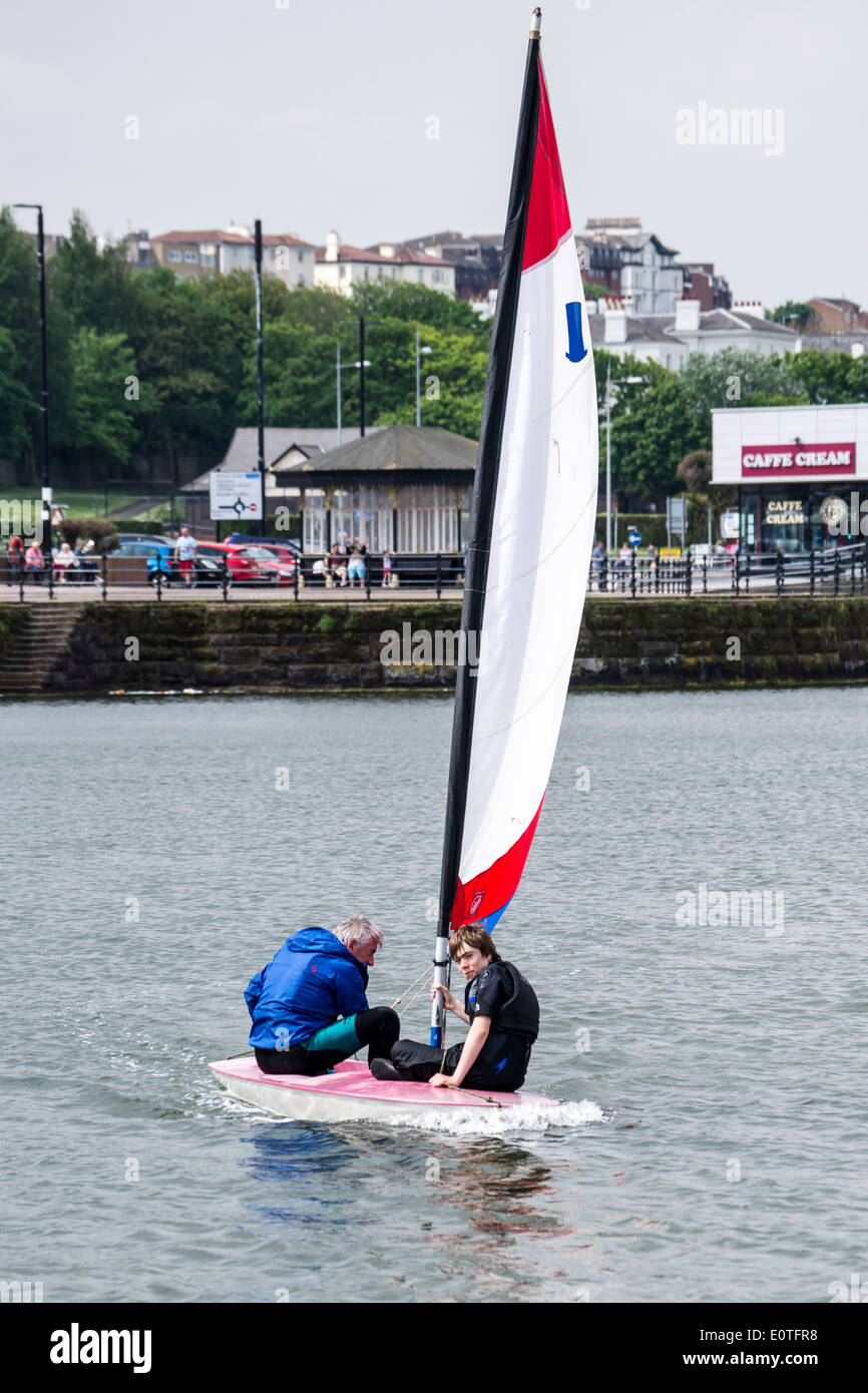 Dinghy racing mit der West-Cheshire-Segelclub auf New Brighton Meeres-See. Stockfoto