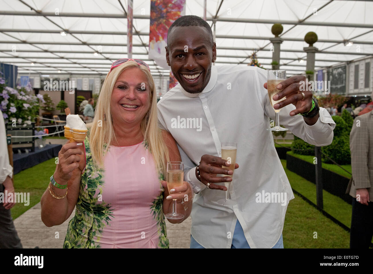 Chelsea, London, UK. 19. Mai 2014. Vanessa Feltz und ihr Partner Ben Ofoedu genießen Sie Champagner und Eis bei der RHS Chelsea Flower Show 201 Kredit: Keith Larby/Alamy Live News Stockfoto