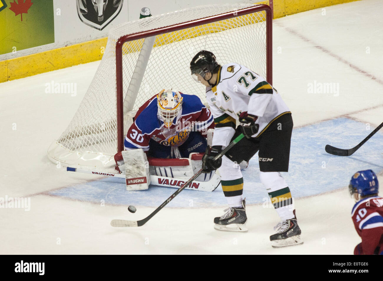 London, Ontario, Kanada. 18. Mai 2014. Josh Anderson (77) von den London Knights nimmt eine Rückhand beschossen gegen Edmonton Oil King Torwart Jarry Tristan in der zweiten Periode den Memorial Cup in London Ontario am 19. Mai 2014. Edmonton besiegten Ritter 5-2 Verbesserung ihren Rekord auf 1-1, während die Host-Ritter auf 0-2 fallen. Bildnachweis: Mark Spowart/Alamy Live-Nachrichten Stockfoto