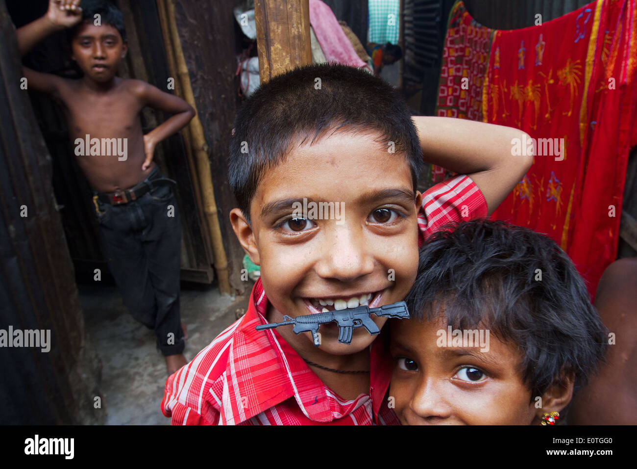 Kinder spielen im Shanty Town von Dhaka Bangladesch Stockfoto