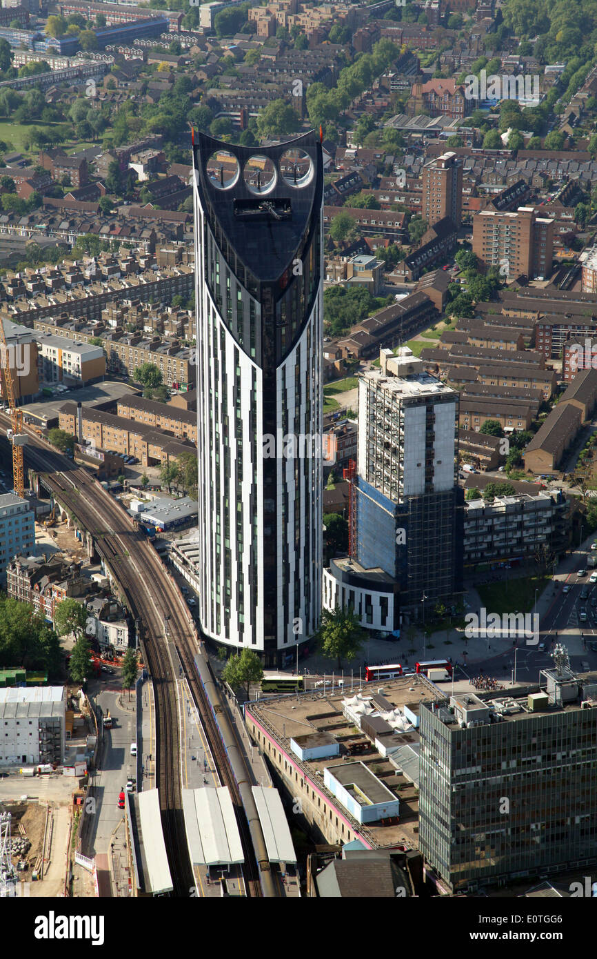 Luftaufnahme von Strata Tower Building an der Elefant & Burg, London, UK Stockfoto
