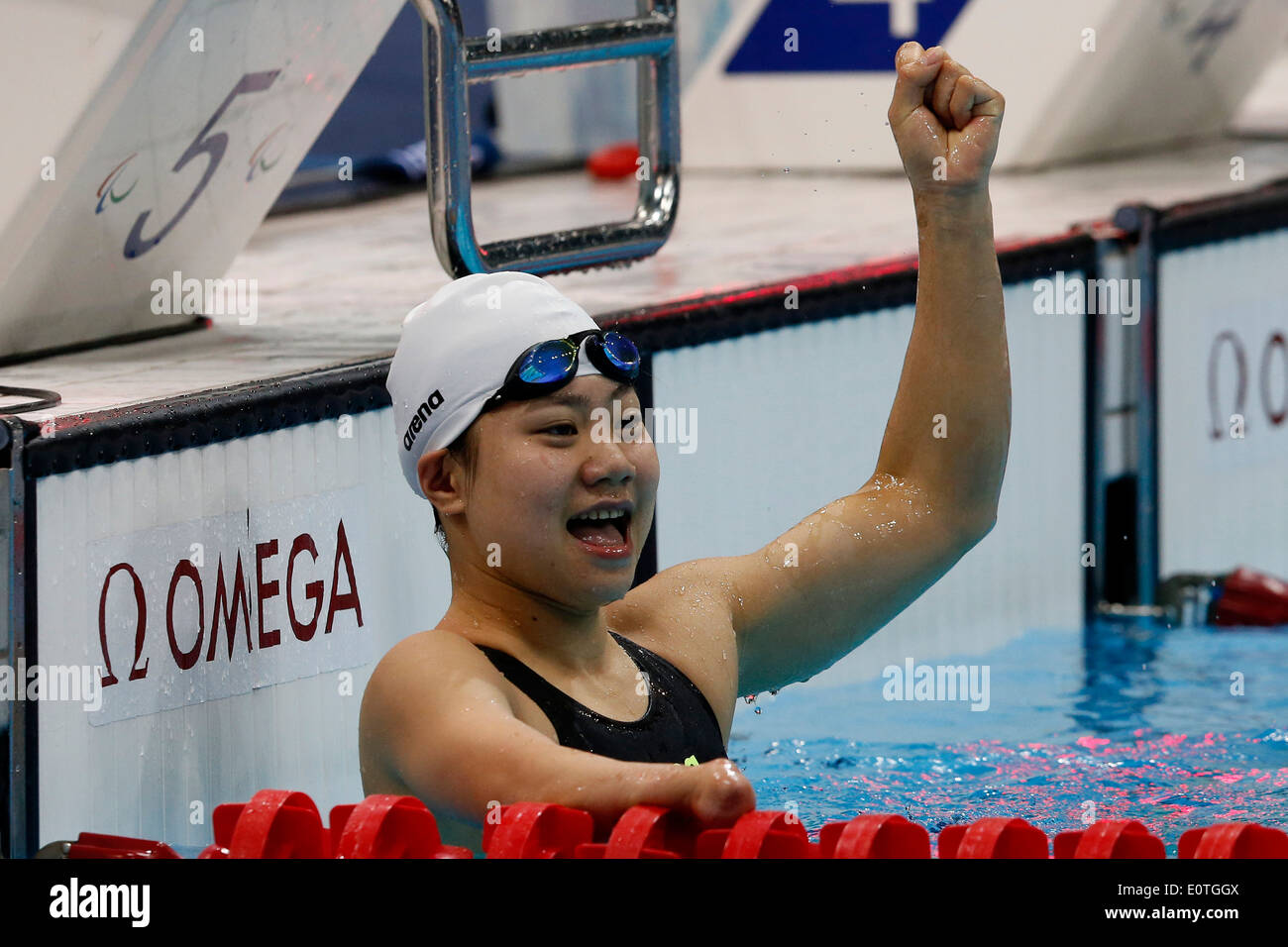 Ping Lin von China feiert Gewinn der Goldmedaille nach der Frauen ist Schwimmen 50m Freistil - S9 letzte Sitzung Wettbewerb im Aquatics Center während der London Paralympischen Spiele 2012 in London, Großbritannien, 5. September 2012 statt. Stockfoto