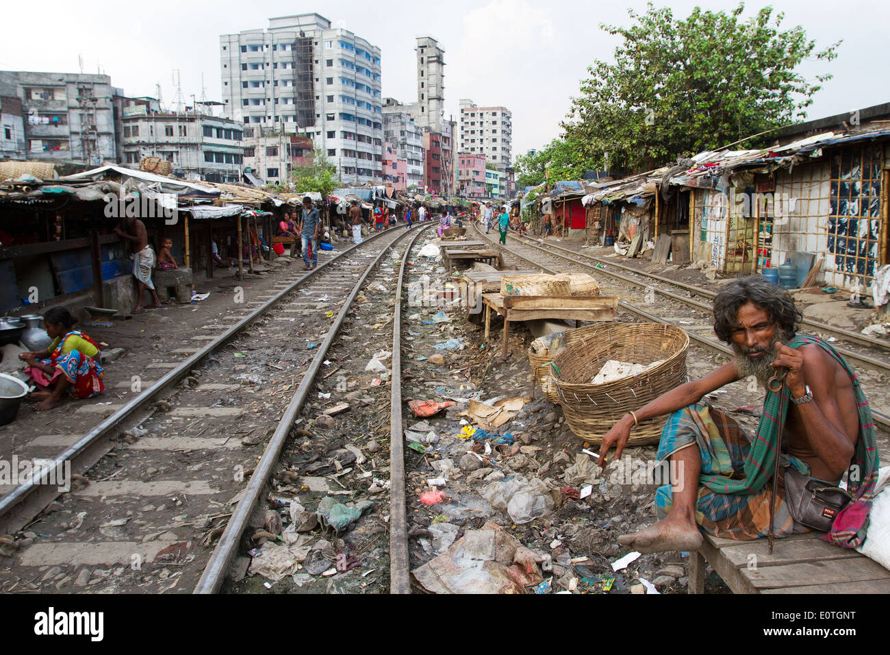 Bangladeshi Menschen in Shanty Teil Dhaka entlang Eisenbahnschienen, die in extremer Armut leben. Stockfoto