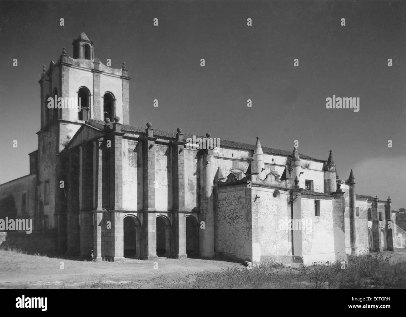 Das Convento de Nossa Senhora da Assunção in Arraiolos ist ein historisches Gebäude, das für seine gotische Architektur bekannt ist. Es beherbergt auch die Biblioteca de Arte Chicê, Teil der Calouste Gulbenkian Foundation. Stockfoto