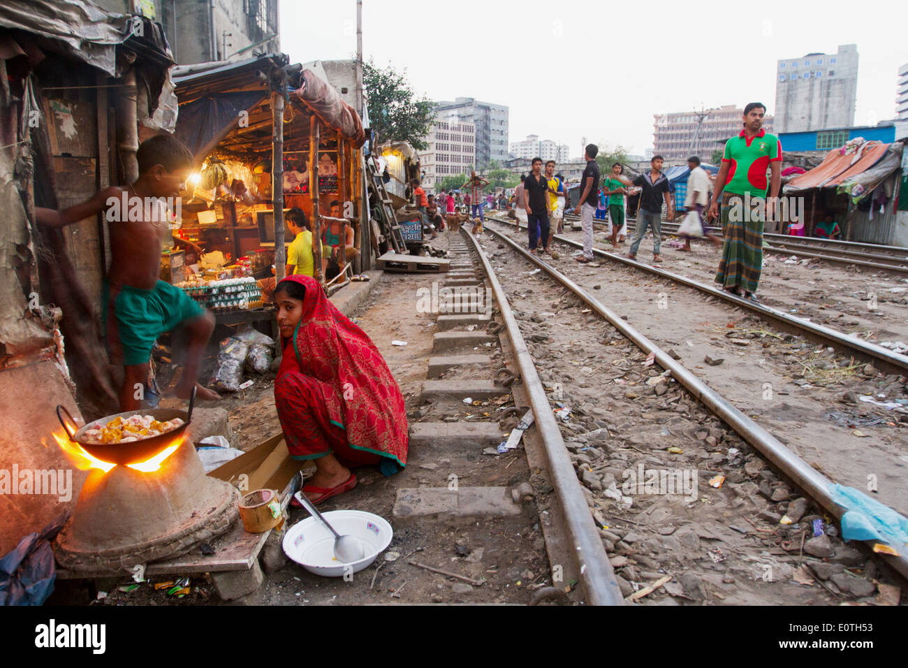 Bangladeshi Menschen in Shanty Teil Dhaka entlang Eisenbahnschienen, die in extremer Armut leben. Stockfoto