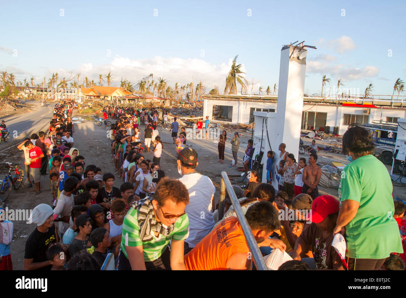 Tacloban City Menschen warten auf das Essen lange Beihilfen Warteschlange Philippinen. Stockfoto
