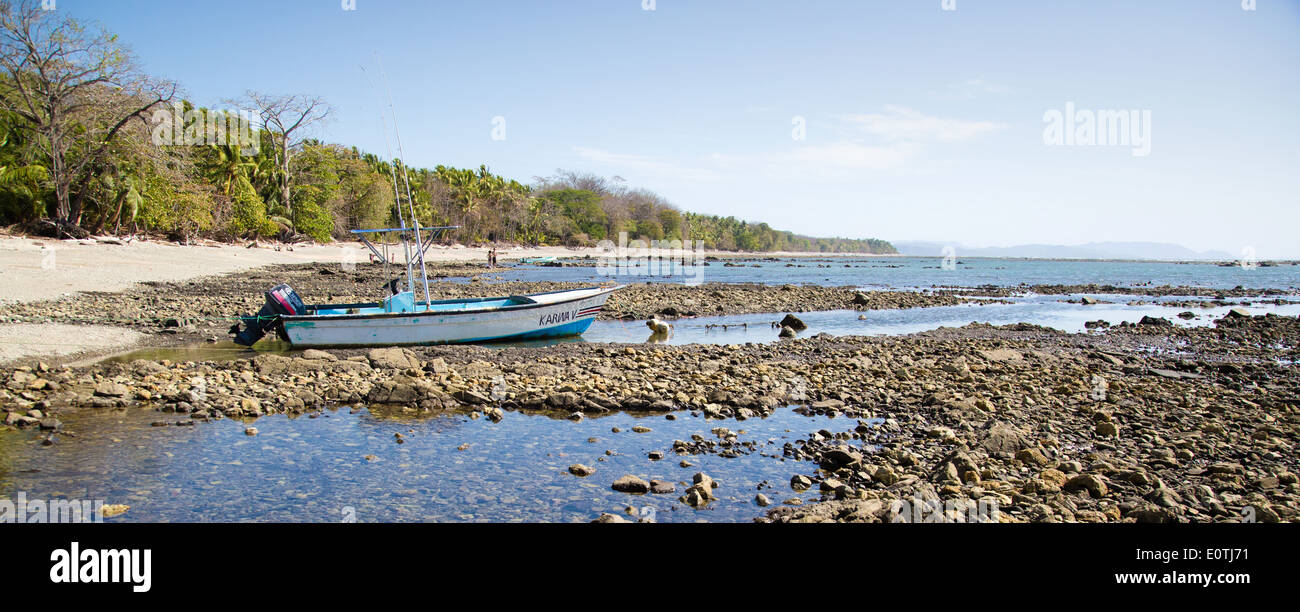 Boot bei Ebbe am Strand von Cabuye in der Nähe von Montezuma auf der Nicoya Halbinsel Costa Rica gestrandet Stockfoto