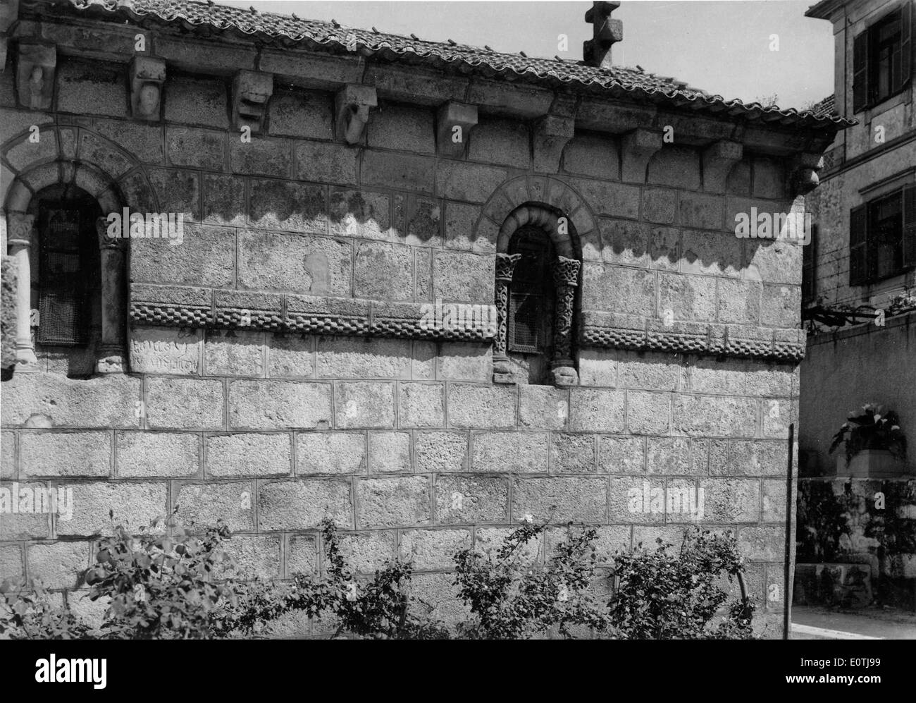 Die Igreja de Santa Marinha de Águas Santas in Maia, Portugal, fotografiert von Mário Novais und Mário Tavares Chicé, ist ein hervorragendes Beispiel gotischer Architektur. Das Bild konzentriert sich auf die äußeren Merkmale der Kirche, einschließlich des Ziegeldachs und der großen Fenster. Stockfoto