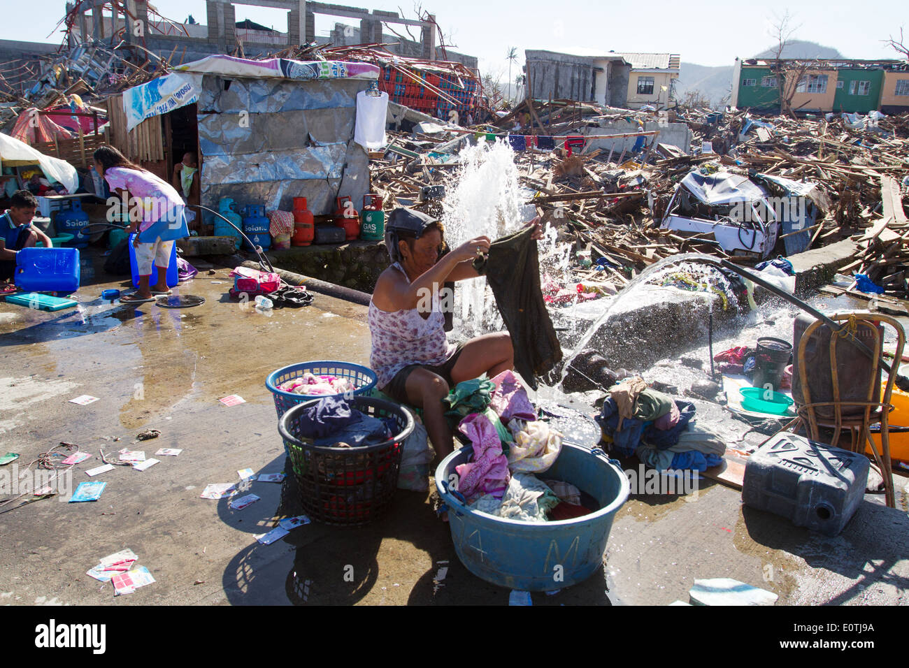 Überlebenden Waschen Wäsche in Tacloban City Philippinen Stockfoto