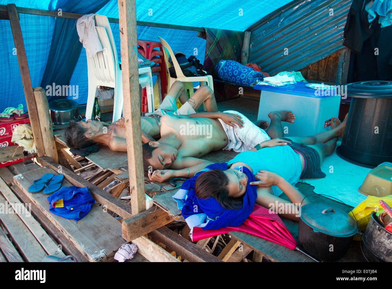 Überlebenden schlafen unter einem Schutz Tacloban City Philippinen Stockfoto