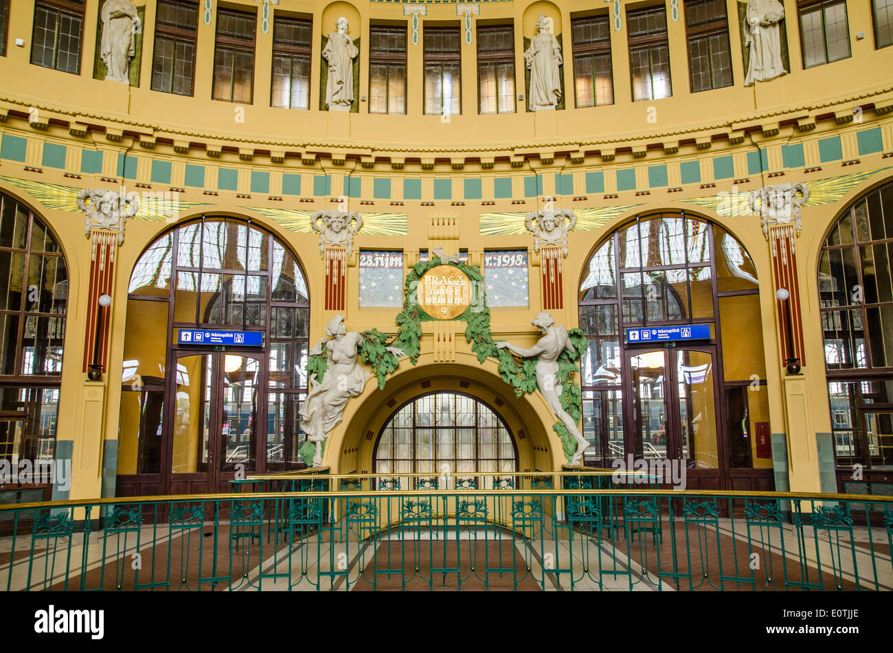 Innere des historischen Hauptbahnhof in Prag, Tschechische Republik Stockfoto