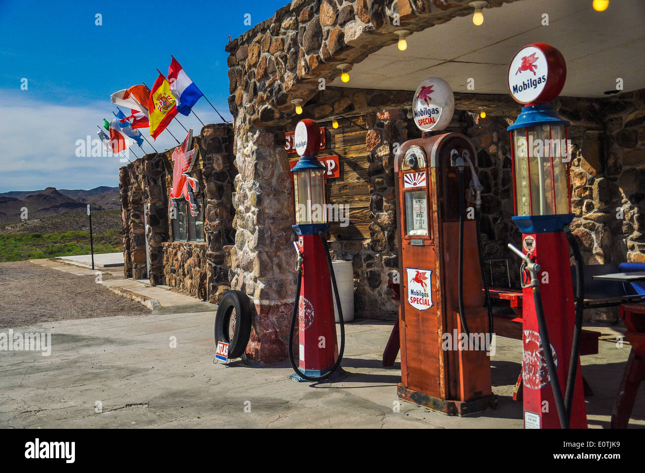 Restaurierte antike Zapfsäulen auf der Route 66 in Cool Springs, Arizona Stockfoto