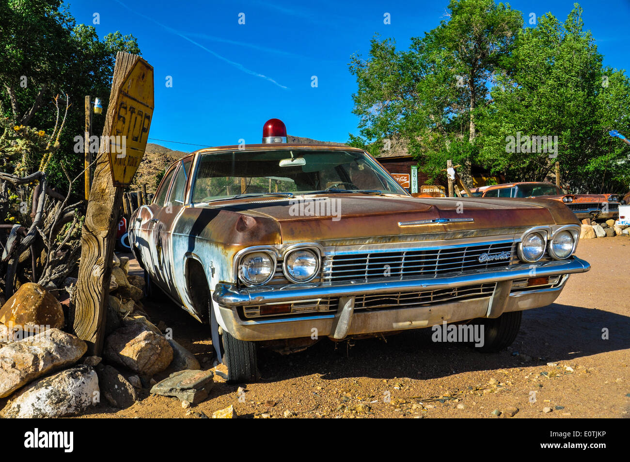 Vintage und rostige Auto mit einer Sirene auf der Route 66 in der Mojave-Wüste in Arizona Stockfoto