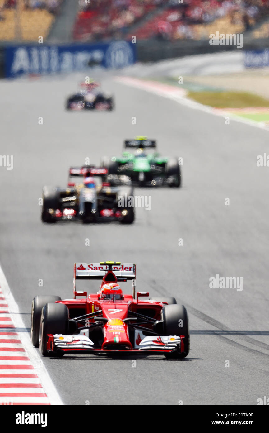 Formel 1 Grand Prix von Spanien 2014---Kimi Räikkönen (Räikkönen, Raeikkonen) (FIN), Ferrari F14 T gefolgt von anderen Rennwagen Stockfoto
