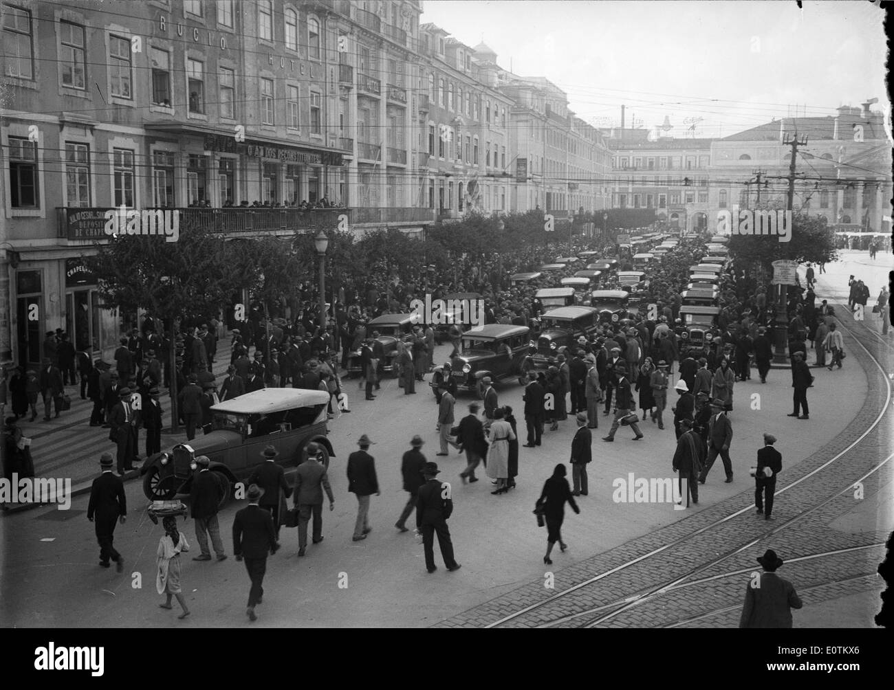 Rossio, auch bekannt als Dom Pedro IV, ist ein prominenter Platz in Lissabon, Portugal. Sie ist historisch und kulturell bedeutsam und spielt eine zentrale Rolle im gesellschaftlichen und öffentlichen Leben der Stadt. Der Platz wurde von Horácio Novais erobert und zeigt seine architektonischen Wahrzeichen und eine lebhafte Atmosphäre. Stockfoto