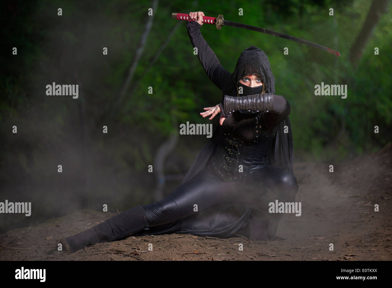 Junge weibliche Ninja-Krieger Stockfoto