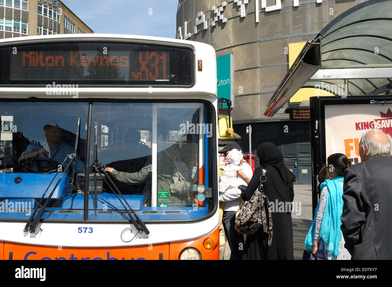 Menschen, die einsteigen in eines Bus nach Milton Keynes in Luton gebunden Stockfoto