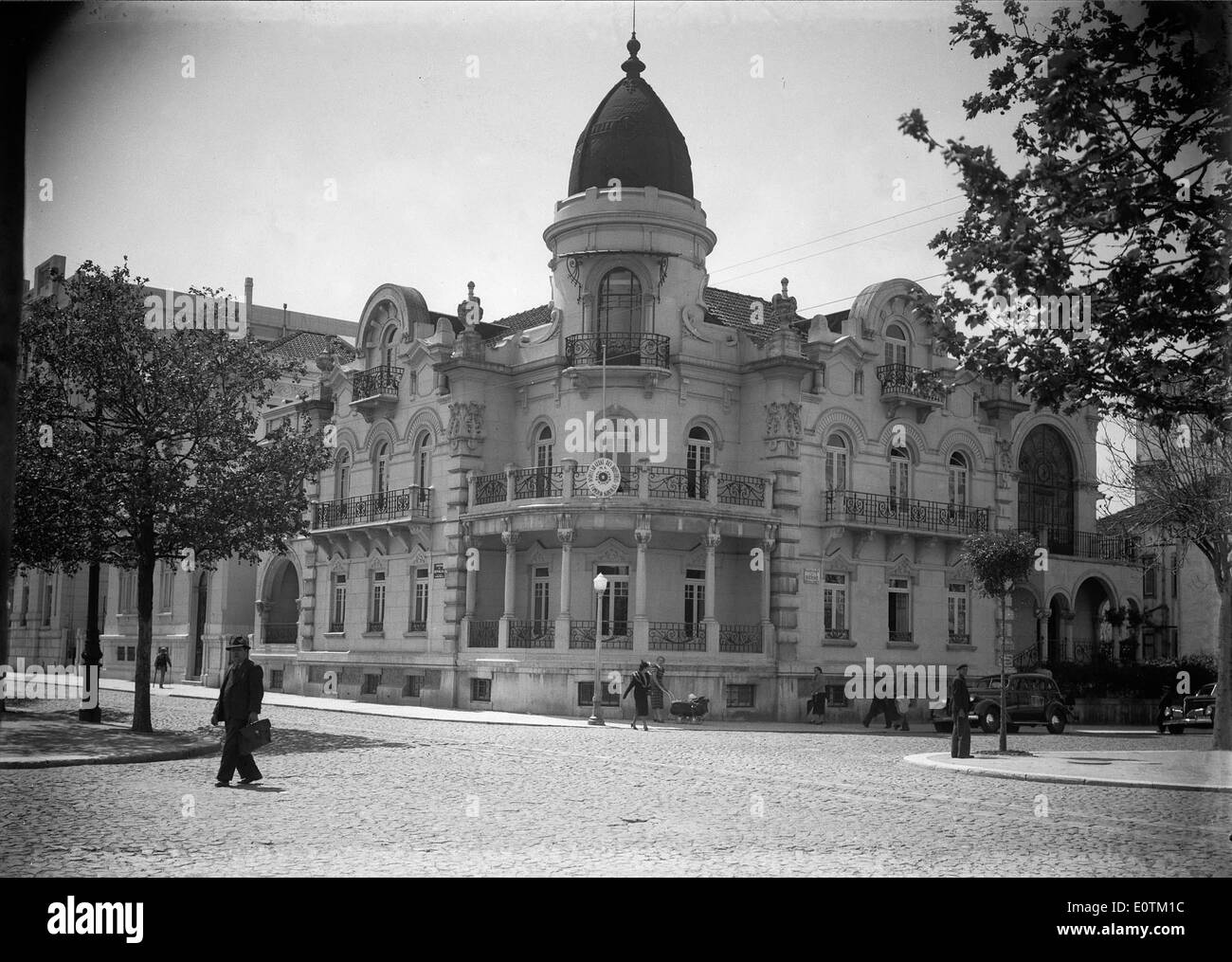 Die Avenida da República in Lissabon, Portugal, ist eine Hauptstraße, die für ihre architektonischen Gebäude, ihr urbanes Design und ihre historische Bedeutung im Stadtbild bekannt ist. Stockfoto