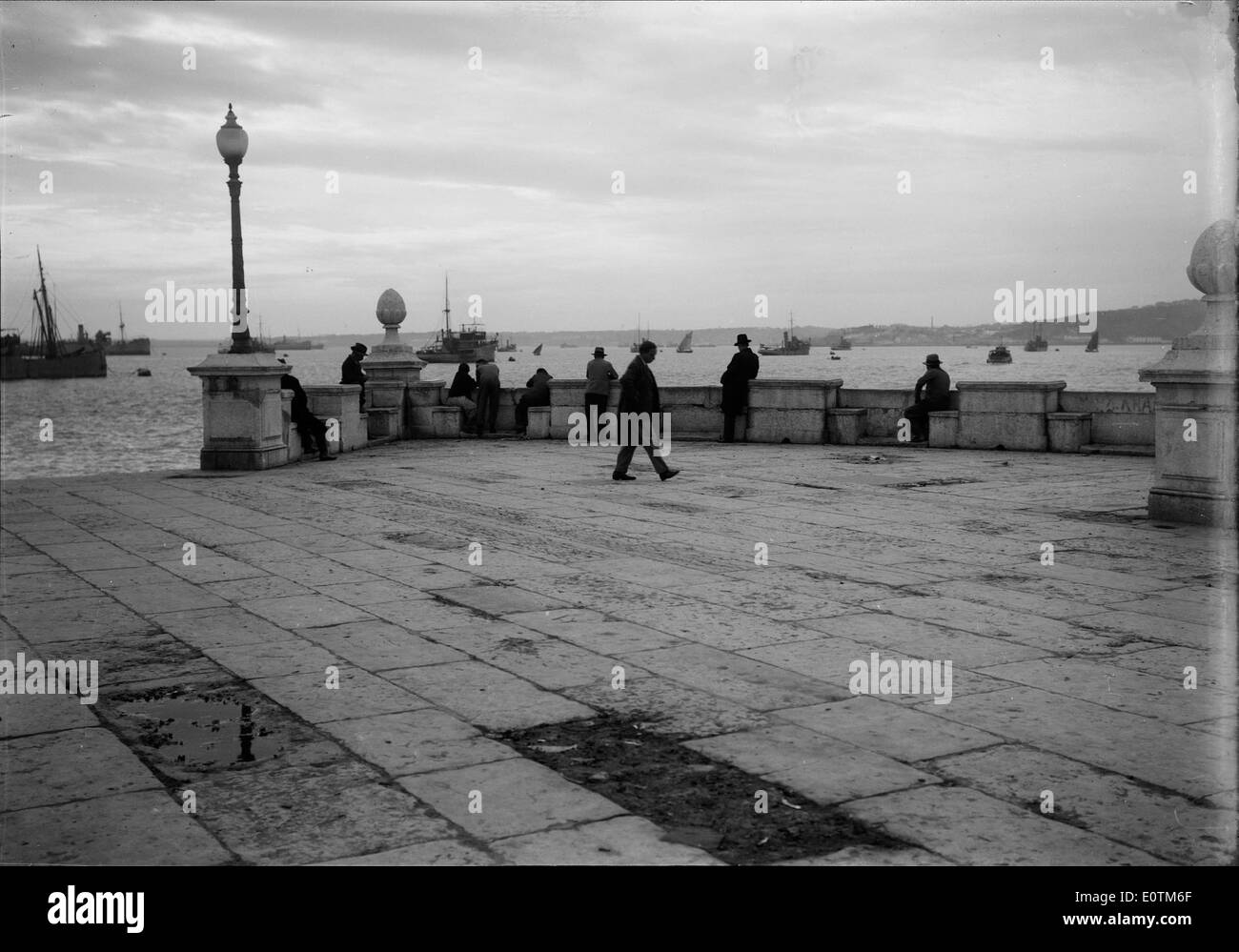 Dieses Foto zeigt die Prac do Comércio, auch bekannt als Terreiro do Pac, in Lissabon, Portugal. Das Bild fängt die große Architektur und historische Bedeutung eines der wichtigsten öffentlichen Plätze Lissabons ein, fotografiert von Horácio Novais. Stockfoto
